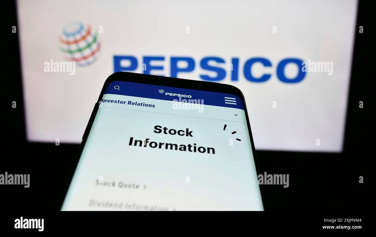 Stuttgart, Allemagne, 08-06-2023 : smartphone avec le site Web de la société américaine de boissons et de snacks PepsiCo Inc sur l'écran devant le logo de l'entreprise. Concentrez-vous sur Banque D'Images