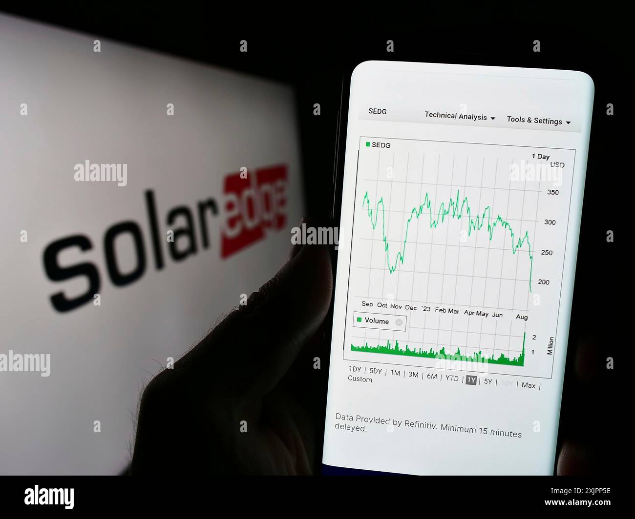 Stuttgart, Allemagne, 08-08-2023 : personne tenant un smartphone avec la page web de la société israélienne SolarEdge technologies Inc. sur l'écran avec le logo. Concentrez-vous sur Banque D'Images