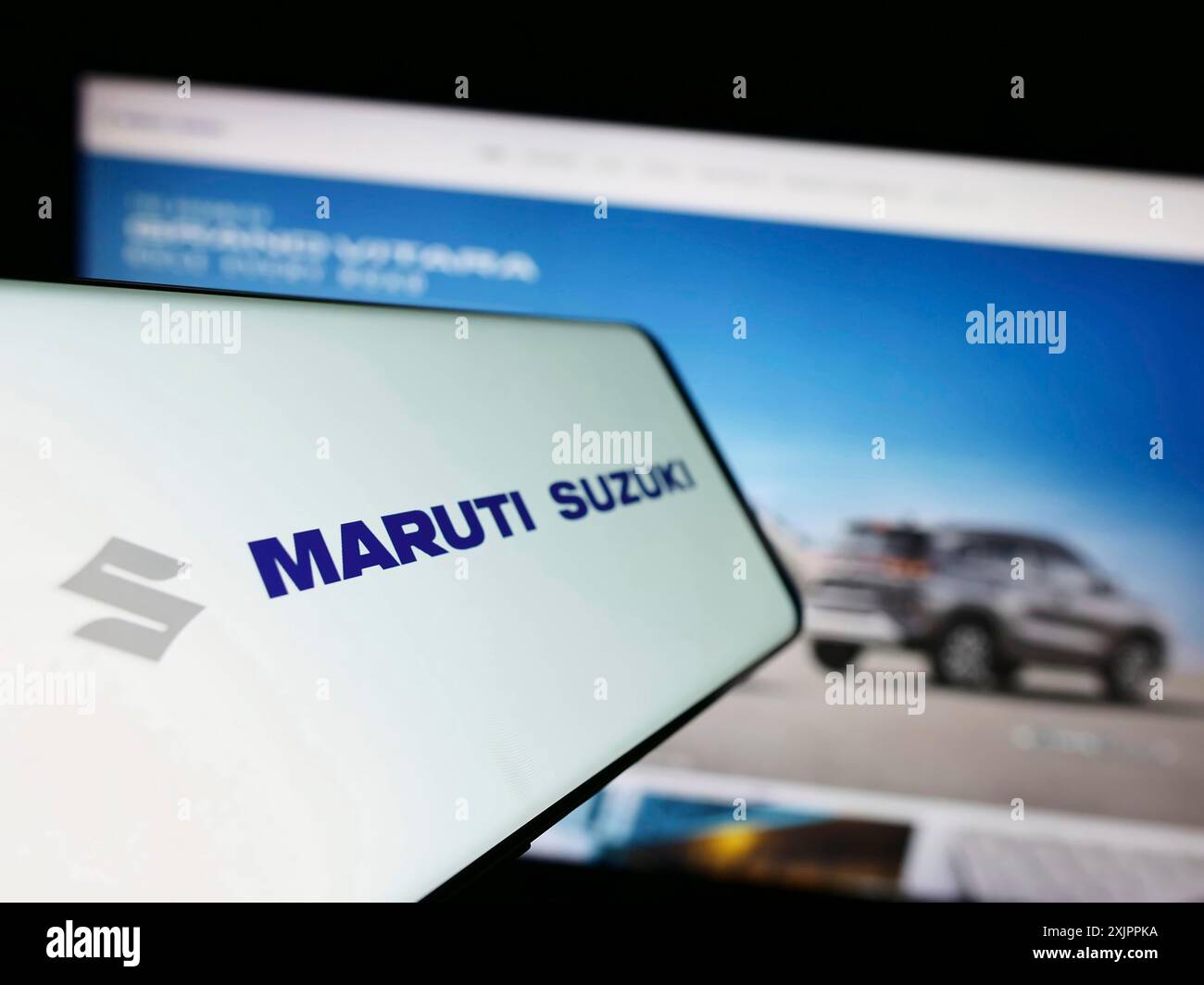 Stuttgart, Allemagne, 08-14-2023 : smartphone avec le logo de la société indienne Maruti Suzuki India Limited sur l'écran devant le site Web de l'entreprise. Concentrez-vous sur Banque D'Images