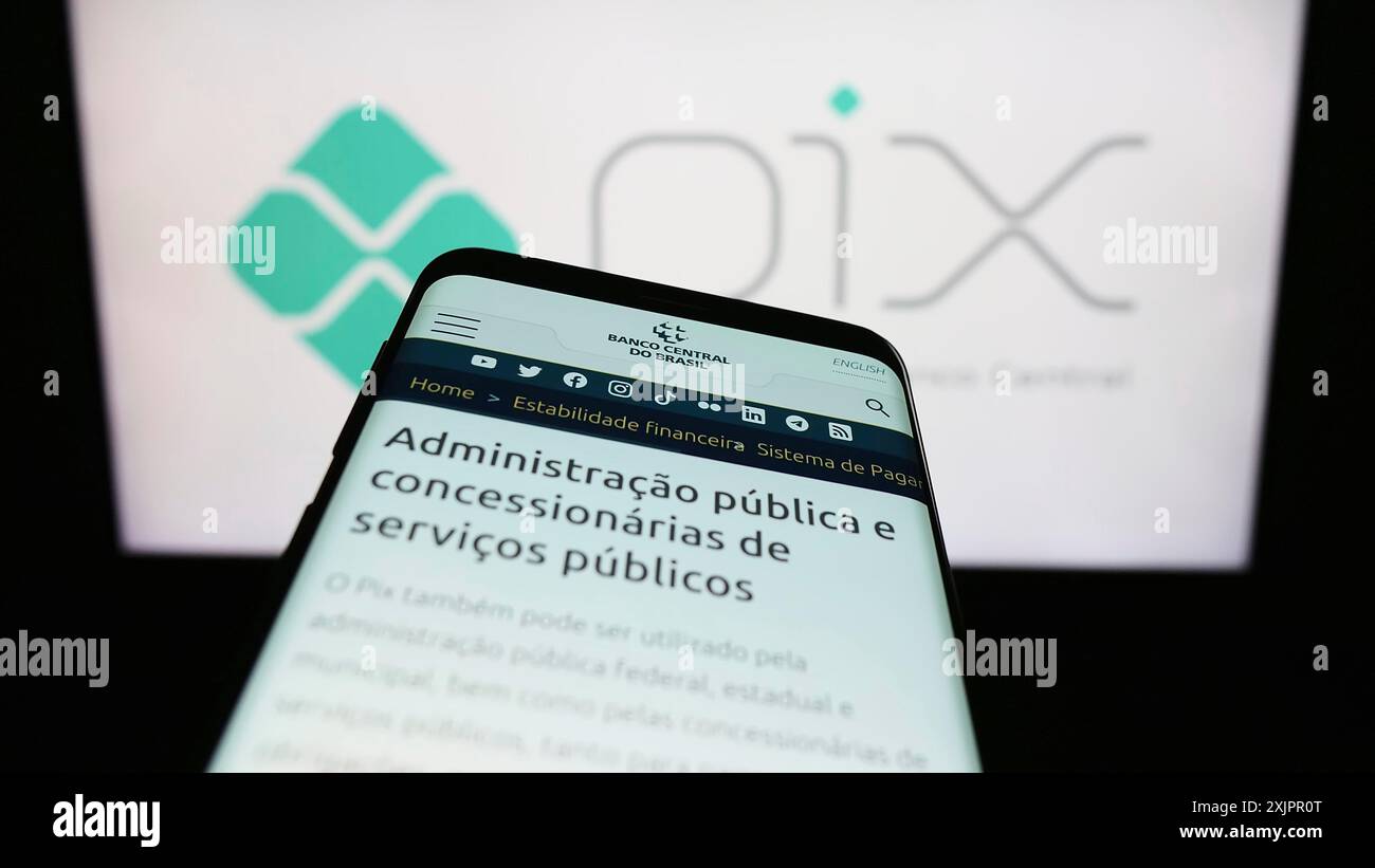 Stuttgart, Allemagne, 08-17-2023 : téléphone portable avec la page Web de la plate-forme brésilienne de paiement instantané Pix sur l'écran devant le logo de l'entreprise. Concentrez-vous sur Banque D'Images