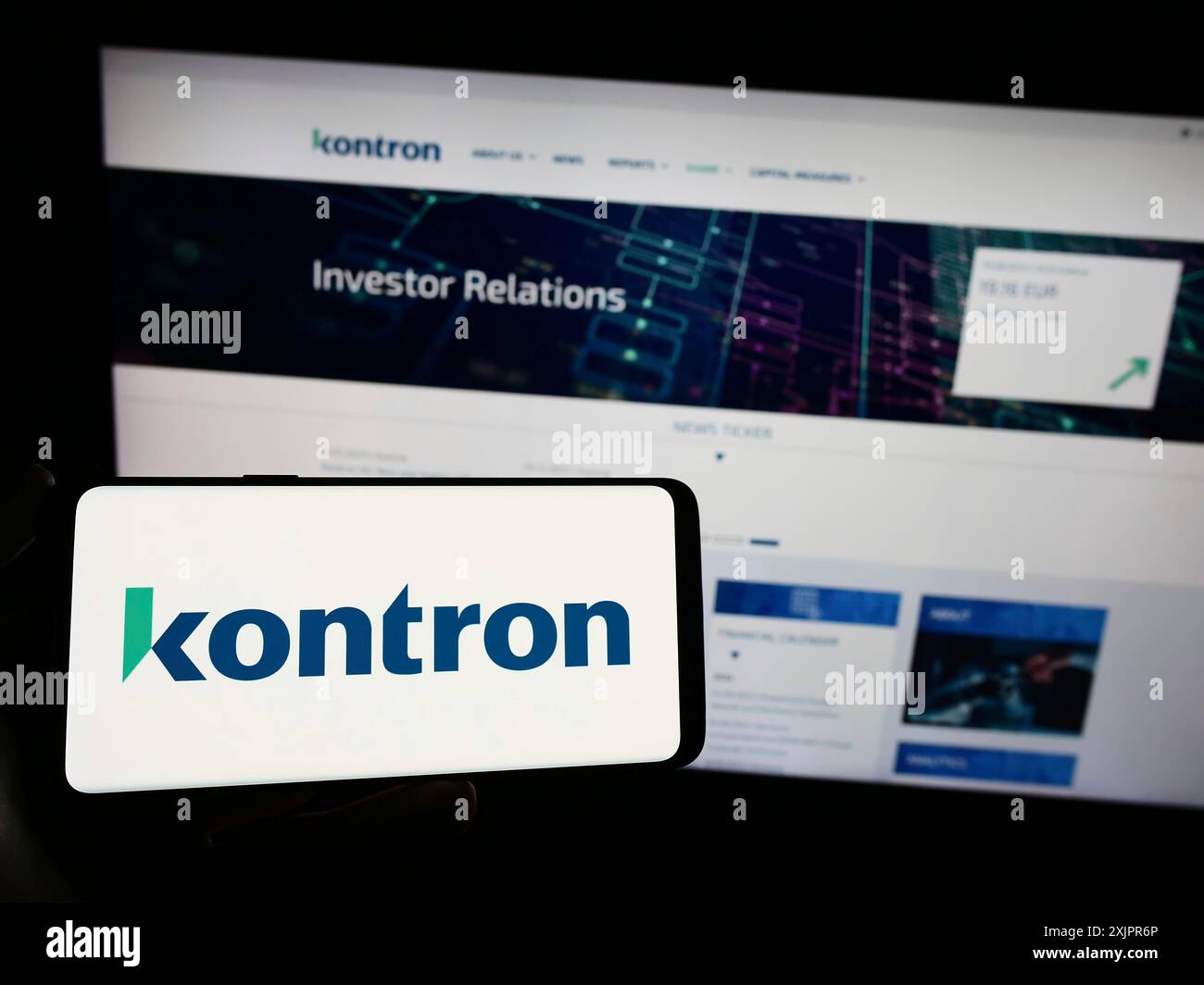 Stuttgart, Allemagne, 08-20-2023 : personne tenant un téléphone portable avec le logo de la société allemande de matériel informatique Kontron ST AG sur l'écran devant le web Banque D'Images