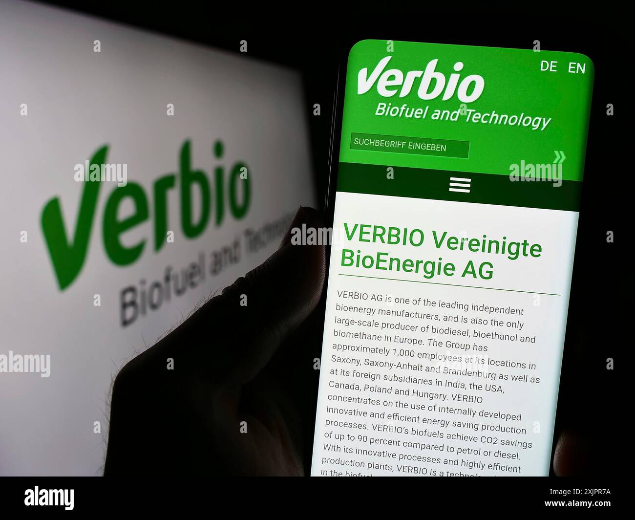 Stuttgart, Allemagne, 08-21-2023 : personne tenant un smartphone avec le site de la société de biocarburants Verbio Vereinigte Bioenergie AG sur l'écran avec logo. Mise au point Banque D'Images