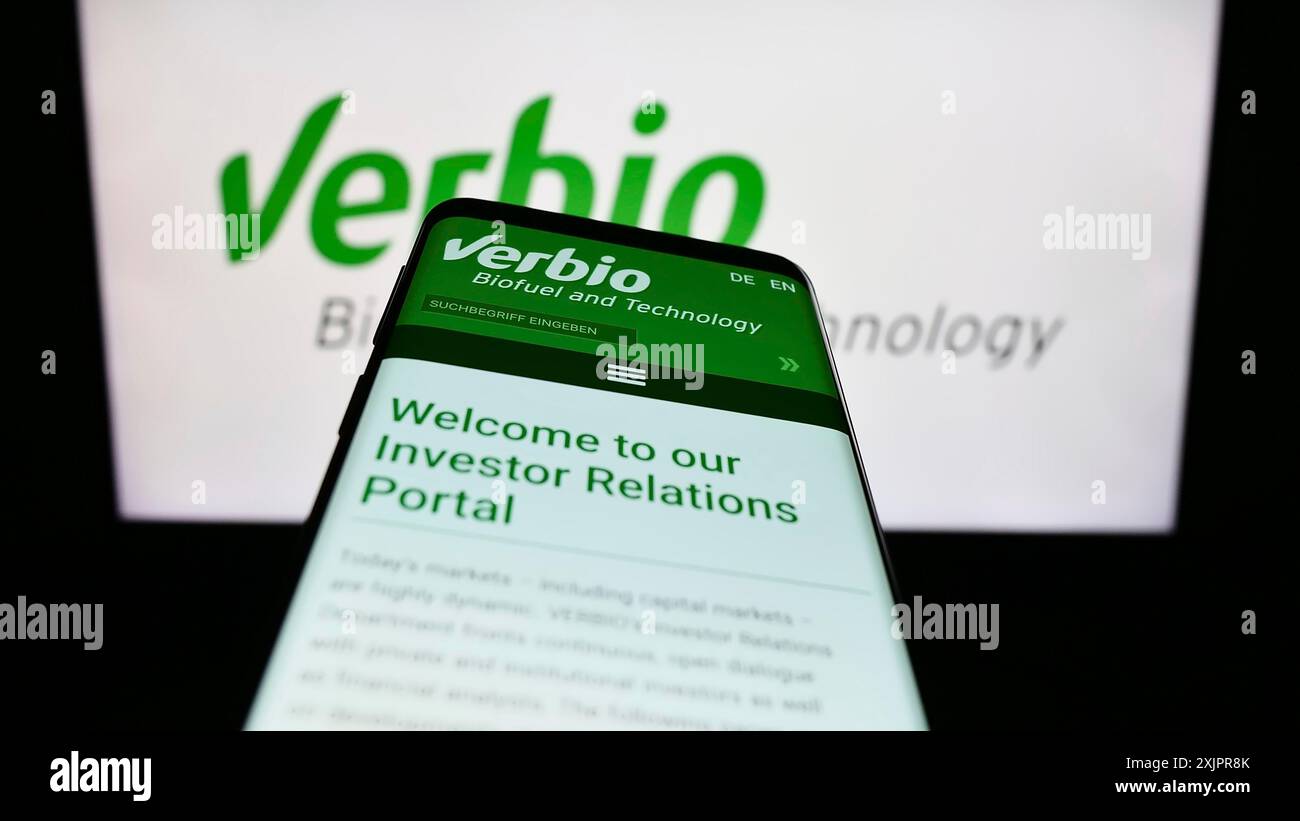 Stuttgart, Allemagne, 08-21-2023 : téléphone portable avec page web de la société de biocarburants Verbio Vereinigte Bioenergie AG sur l'écran devant le logo. Concentrez-vous sur Banque D'Images