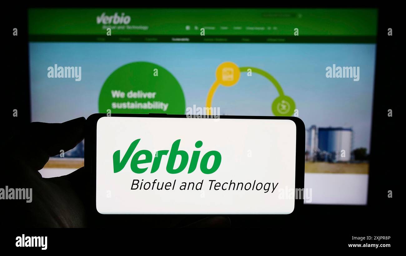Stuttgart, Allemagne, 08-21-2023 : personne tenant un téléphone portable avec le logo de la société de biocarburants Verbio Vereinigte Bioenergie AG sur l'écran en face de la page web. Banque D'Images