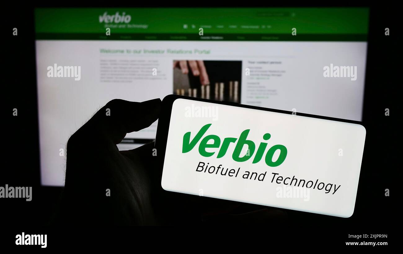 Stuttgart, Allemagne, 08-21-2023 : personne tenant un téléphone portable avec le logo de la société de biocarburants Verbio Vereinigte Bioenergie AG sur l'écran devant le web Banque D'Images