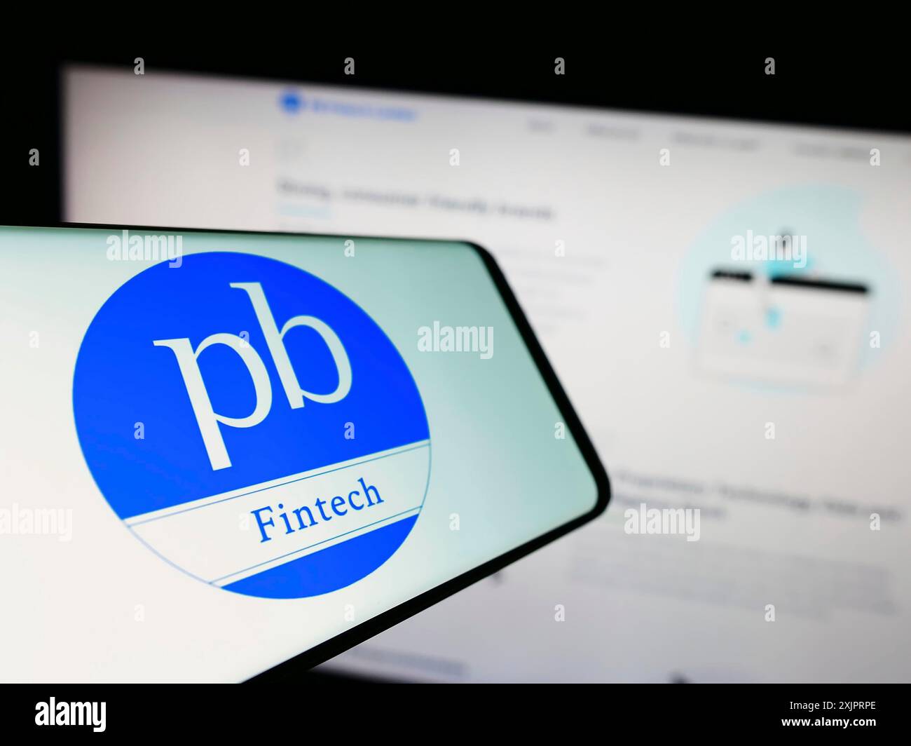 Stuttgart, Allemagne, 08 30 2023 : smartphone avec logo de la société financière indienne PB Fintech Limited sur l'écran devant le site. Concentrez-vous sur Banque D'Images