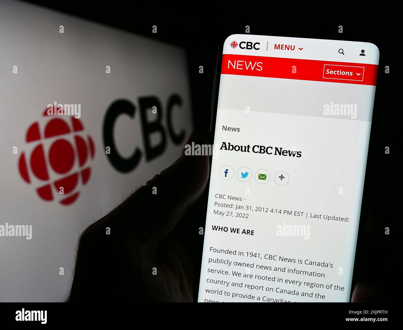 Stuttgart, Allemagne, 08 30 2023 : personne tenant un téléphone intelligent avec la page Web de la Société Radio-Canada (CBC) à l'écran devant le logo. Mise au point Banque D'Images Stuttgart, Allemagne, 08 30 2023 : personne tenant un téléphone intelligent avec la page Web de la Société Radio-Canada (CBC) à l'écran devant le logo. Mise au point Banque D'Images