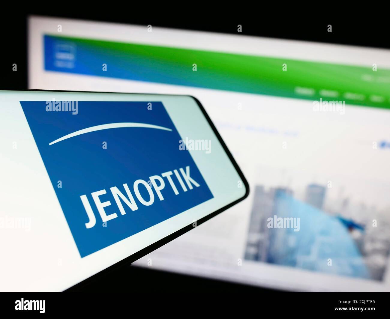 Stuttgart, Allemagne, 09-10-2023 : téléphone portable avec le logo de la société allemande de photonique Jenoptik AG sur l'écran devant le site Web de l'entreprise. Concentrez-vous sur Banque D'Images