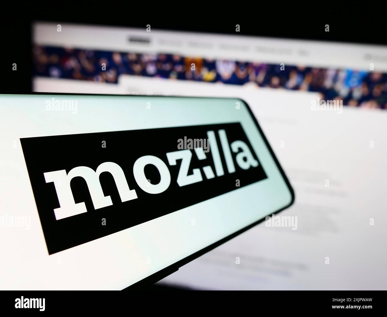 Stuttgart, Allemagne, 09-22-2023 : téléphone portable avec le logo de l'organisation open source Mozilla Foundation sur l'écran devant le site Web. Focus à gauche de Banque D'Images
