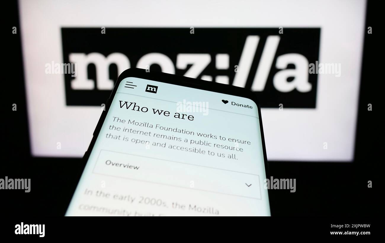 Stuttgart, Allemagne, 09-22-2023 : téléphone portable avec page web de l'organisation open source Mozilla Foundation sur l'écran devant le logo. Concentrez-vous sur Banque D'Images