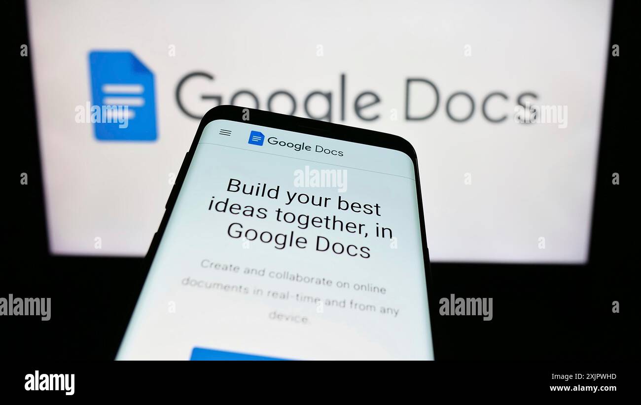 Stuttgart, Allemagne, 09-23-2023 : smartphone avec le site Web du produit de traitement de texte en ligne Google Docs sur l'écran devant le logo de l'entreprise. Concentrez-vous sur Banque D'Images