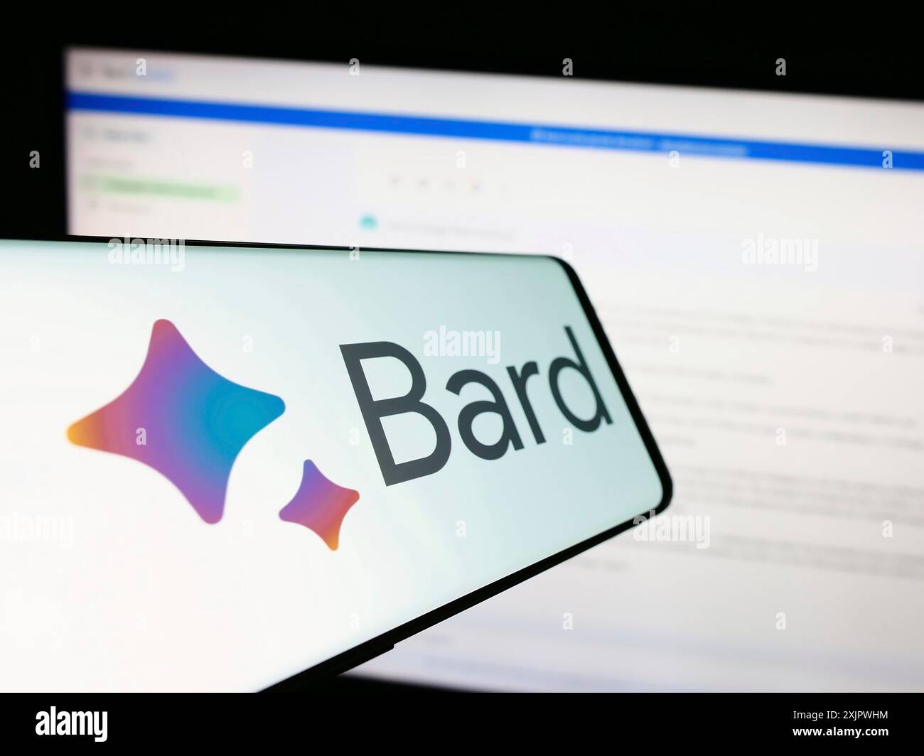 Stuttgart, Allemagne, 09-23-2023 : smartphone avec le logo du chatbot génératif ai Google Bard sur l'écran en face du site Web de l'entreprise. Concentrez-vous sur Banque D'Images
