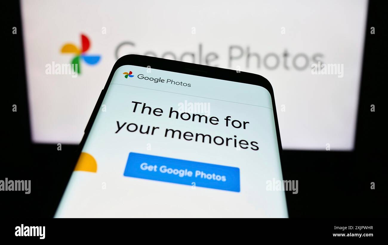 Stuttgart, Allemagne, 09-23-2023 : téléphone portable avec page Web de la plate-forme de stockage d'images Google photos sur l'écran devant le logo de l'entreprise. Concentrez-vous sur Banque D'Images