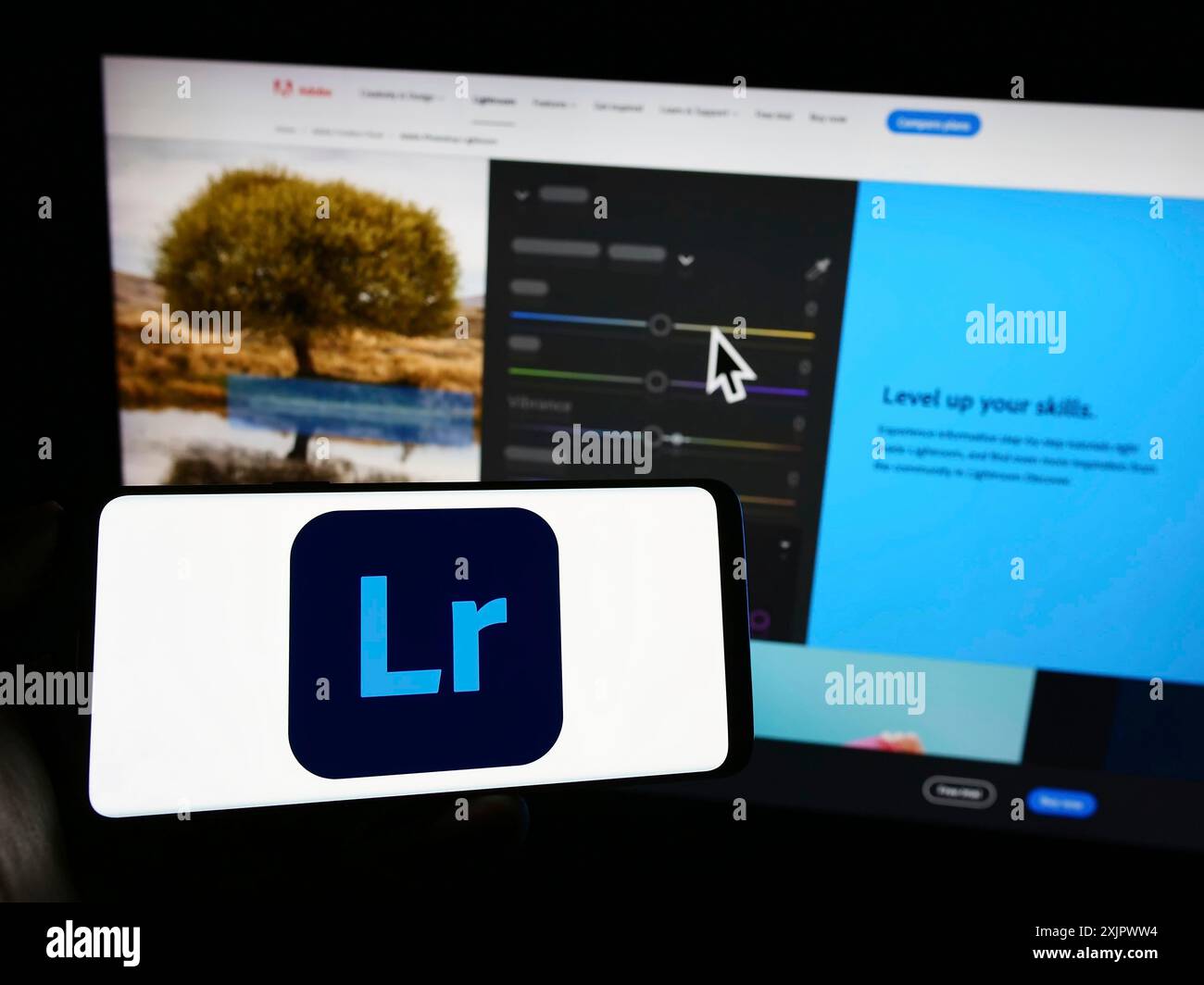 Stuttgart, Allemagne, 09-23-2023 : personne tenant un téléphone portable avec le logo du logiciel de traitement d'image Adobe Lightroom sur l'écran devant la société Banque D'Images