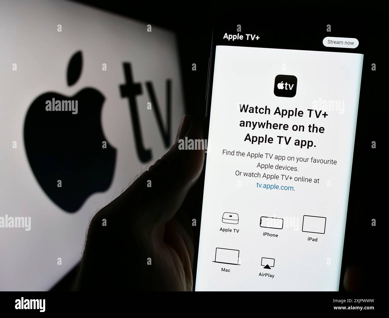 Stuttgart, Allemagne, 09-23-2023 : personne tenant un téléphone portable avec la page web du service de streaming vidéo Apple TV plus sur l'écran devant le logo. Concentrez-vous sur Banque D'Images