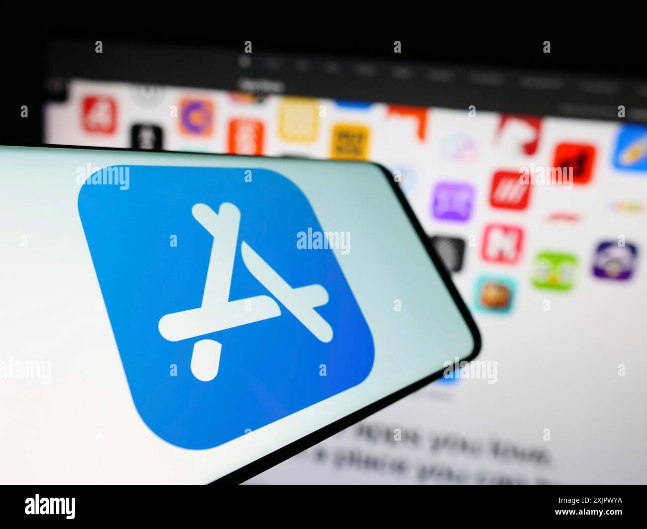 Stuttgart, Allemagne, 09-23-2023 : smartphone avec le logo de la plate-forme de marché Apple App Store sur l'écran devant le site Web de l'entreprise. Concentrez-vous sur Banque D'Images
