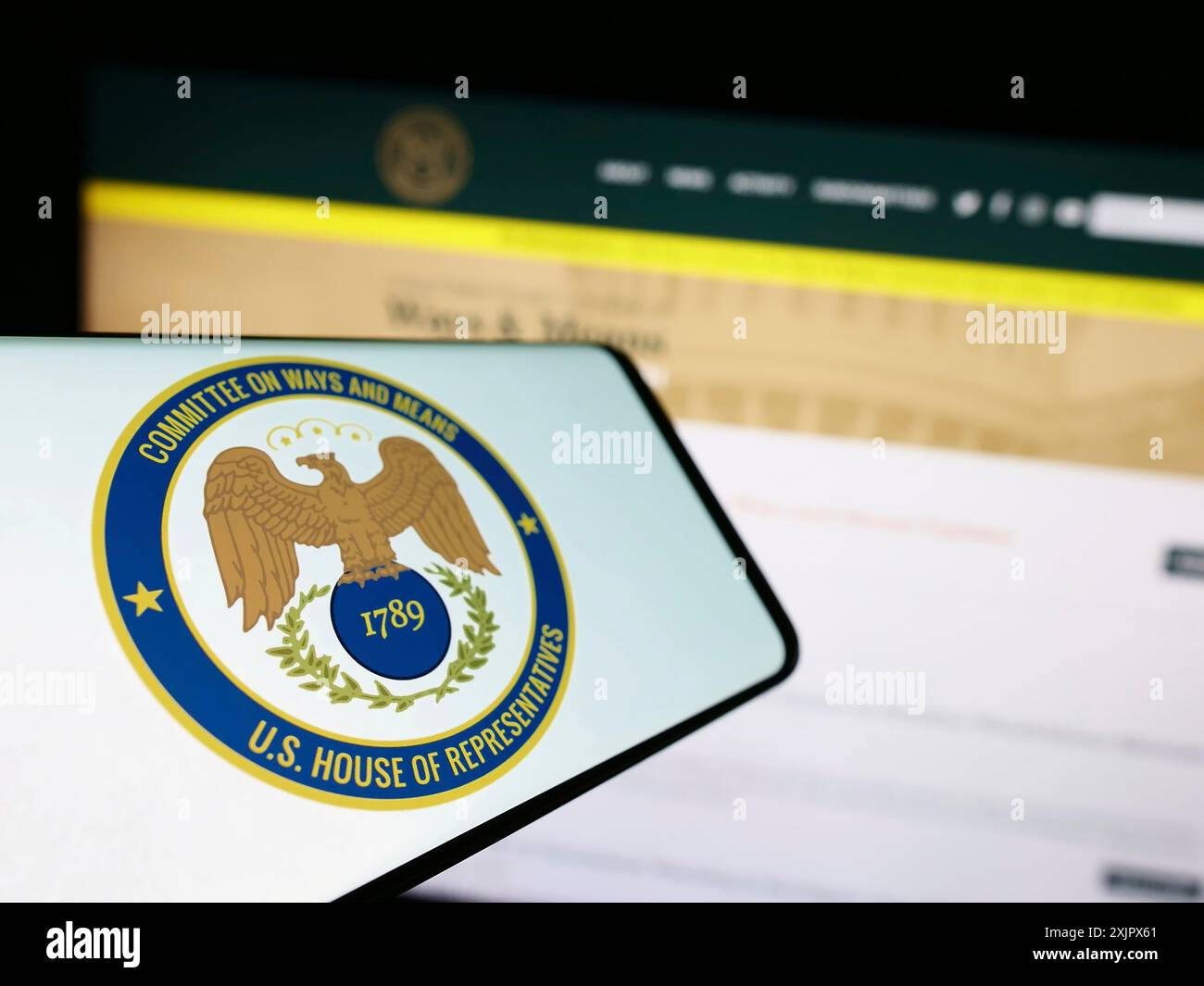 Stuttgart, Allemagne, 09-27-2023, téléphone portable avec sceau du Comité de la Chambre des États-Unis sur les voies et moyens devant le site Web. Concentrez-vous sur le centre du téléphone Banque D'Images