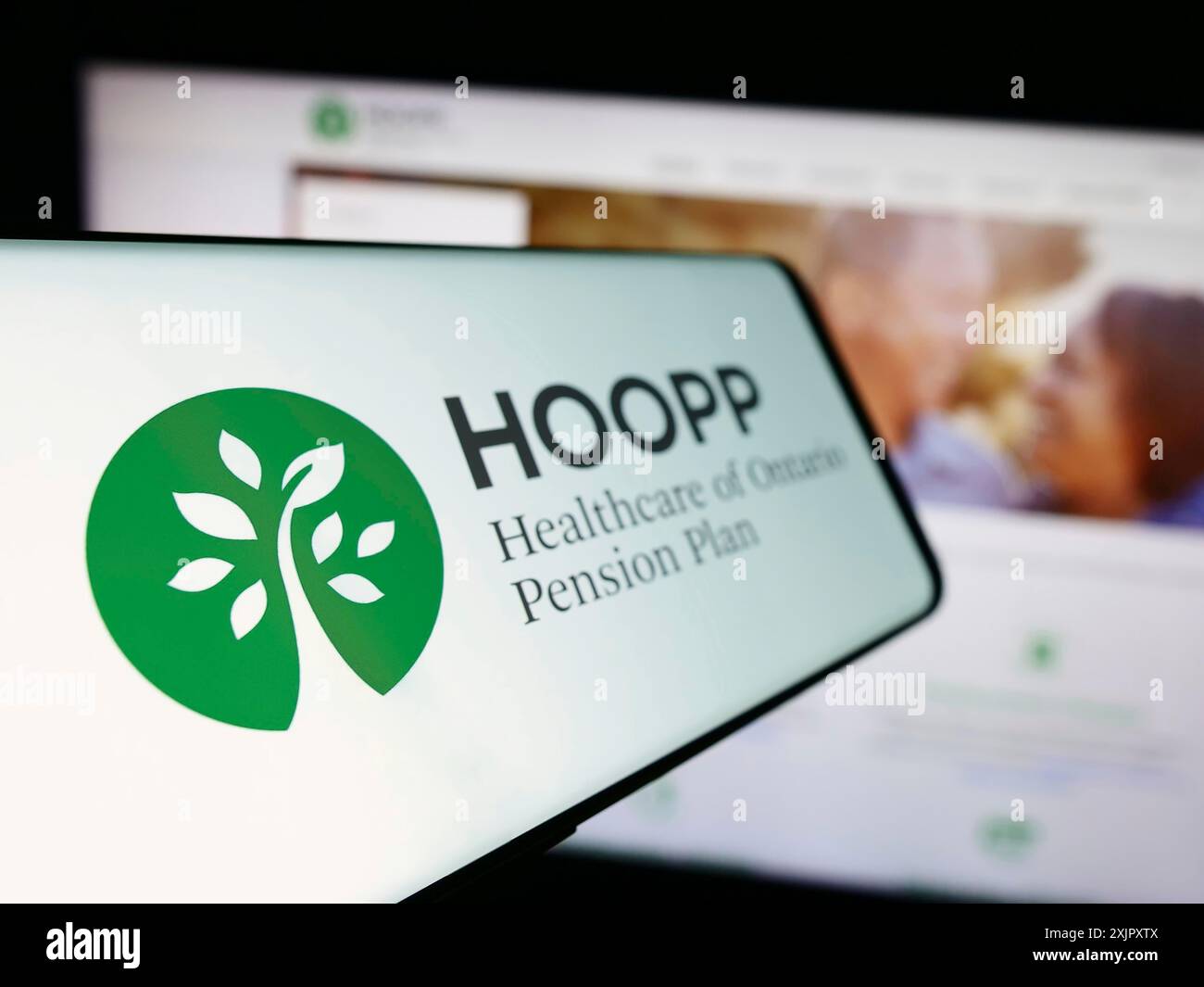 Stuttgart, Allemagne, 10-16-2023 : téléphone cellulaire avec le logo de Healthcare of Ontario pension Plan (HOOPP) devant le site Web de l'entreprise. Concentrez-vous sur centre-gauche Banque D'Images