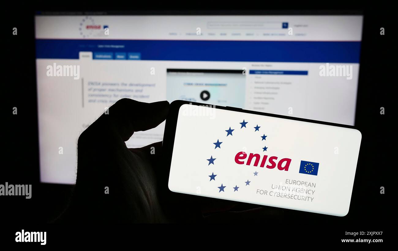 Stuttgart, Allemagne, 10-16-2023 : personne tenant un téléphone portable avec le logo de l'Agence de l'Union européenne pour la cybersécurité (ENISA) devant la page web. Concentrez-vous sur Banque D'Images
