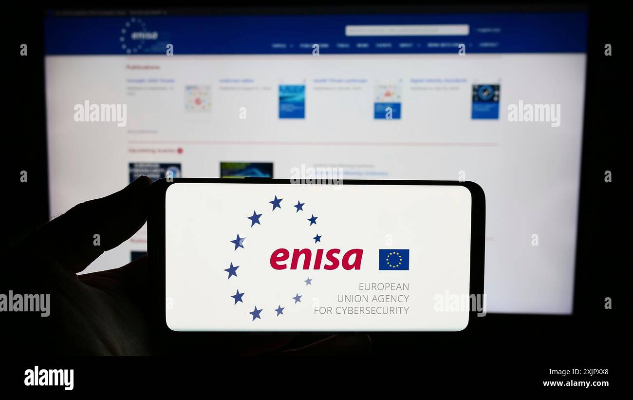 Stuttgart, Allemagne, 10-16-2023 : personne tenant un smartphone avec le logo de l'Agence de l'Union européenne pour la cybersécurité (ENISA) devant le site web. Concentrez-vous sur Banque D'Images