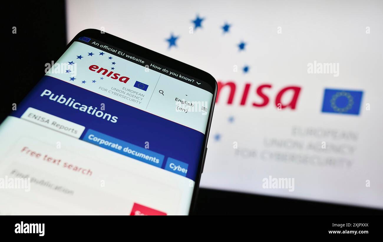Stuttgart, Allemagne, 10-16-2023 : smartphone avec le site web de l'Agence de l'Union européenne pour la cybersécurité (ENISA) devant le logo. Concentrez-vous sur le coin supérieur gauche de Banque D'Images