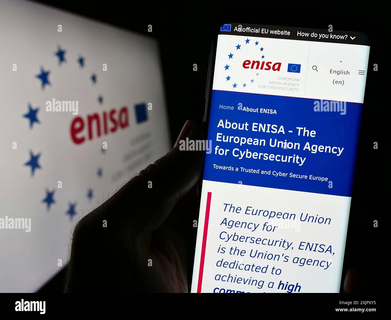 Stuttgart, Allemagne, 10-16-2023 : personne tenant un téléphone portable avec la page web de l'Agence de l'Union européenne pour la cybersécurité (ENISA) devant le logo. Concentrez-vous sur Banque D'Images