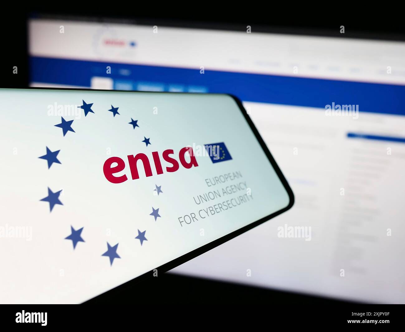 Stuttgart, Allemagne, 10-16-2023 : téléphone portable avec le logo de l'Agence de l'Union européenne pour la cybersécurité (ENISA) devant le site web. Concentrez-vous sur centre-gauche Banque D'Images