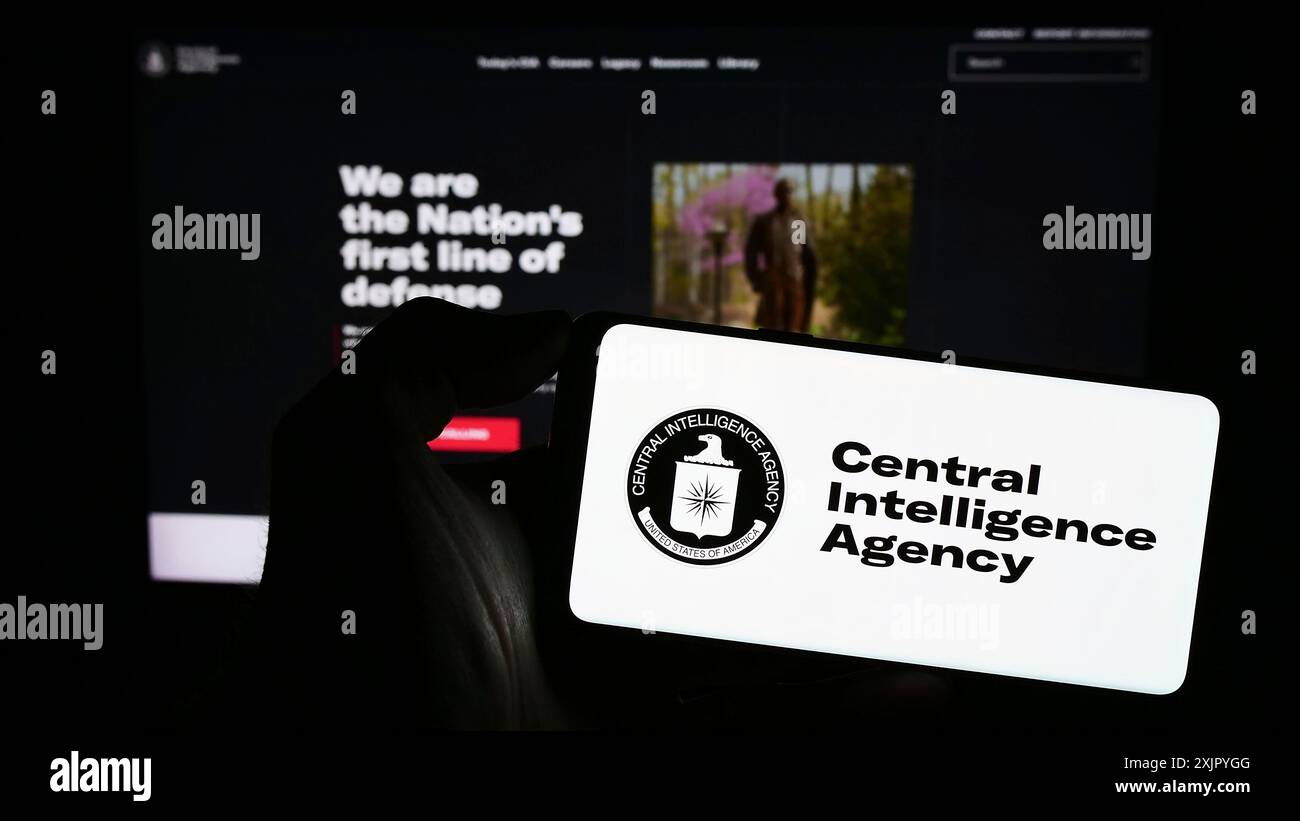 Stuttgart, Allemagne, 10 29 2023 : personne tenant un smartphone avec le logo de la Central Intelligence Agency (CIA) des États-Unis devant le site web. Concentrez-vous sur le téléphone Banque D'Images