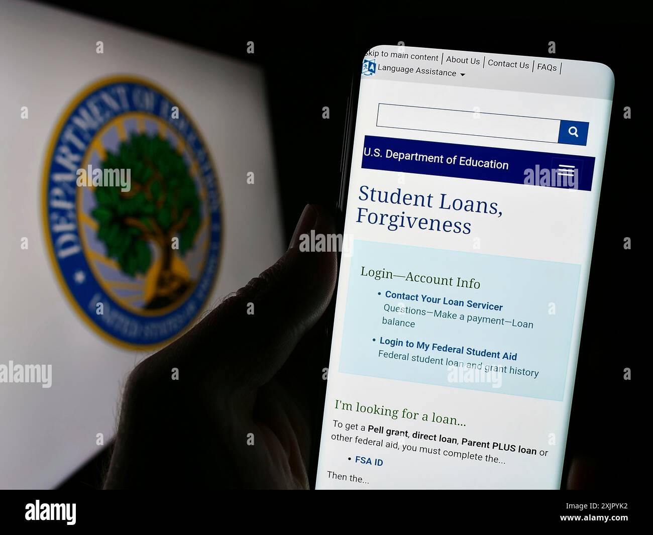 Stuttgart, Allemagne, 10 30 2023 : personne tenant un smartphone avec une page Web du ministère de l'éducation des États-Unis devant le sceau. Concentrez-vous sur le centre de Banque D'Images