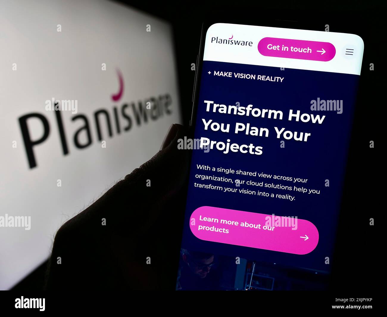 Stuttgart, Allemagne, 10 29 2023 : personne tenant un téléphone portable avec la page web de la société française de logiciels Planisware SAS devant le logo de l'entreprise. Concentrez-vous sur Banque D'Images
