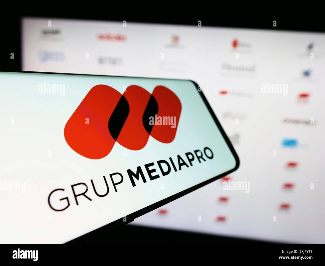 Stuttgart, Allemagne, 10 31 2023 : smartphone avec logo de la société multimédia espagnole Mediapro Group devant le site Web de l'entreprise. Concentrez-vous sur le centre de Banque D'Images