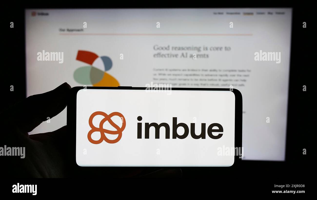 Stuttgart, Allemagne, 11-07-2023 : personne tenant un smartphone avec le logo de la société de recherche américaine en intelligence artificielle (IA) imbue devant le site Web. Banque D'Images