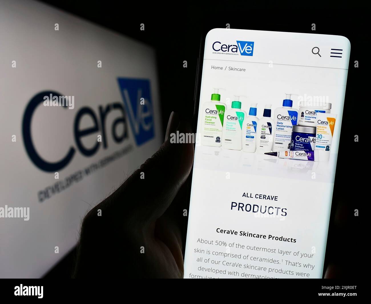 Stuttgart, Allemagne, 11-08-2023 : personne tenant un smartphone avec le site de la société de soins personnels CeraVe (l? Oreal) devant le logo de l'entreprise. Concentrez-vous sur Banque D'Images