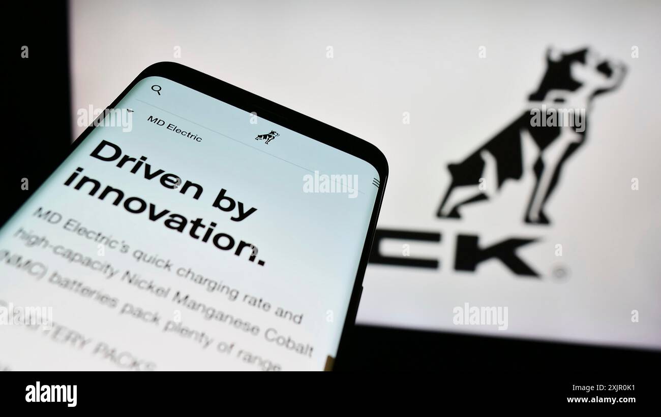 Stuttgart, Allemagne, 11-10-2023 : smartphone avec le site Web de la société américaine de fabrication de camions Mack Trucks Inc devant le logo. Concentrez-vous sur le coin supérieur gauche Banque D'Images