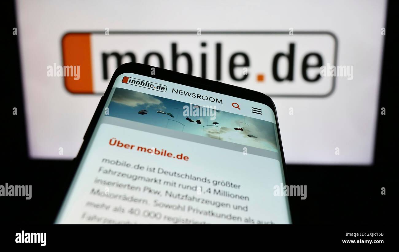 Stuttgart, Allemagne, 11-14-2023 : téléphone portable avec la page Web de la société allemande de marché en ligne de voiture mobile.de GmbH devant le logo de l'entreprise. Concentrez-vous sur Banque D'Images