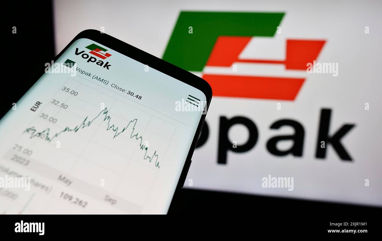 Stuttgart, Allemagne, 11-23-2023 : téléphone portable avec le site de la société de stockage néerlandaise Koninklijke Vopak NV devant le logo de l'entreprise. Concentrez-vous sur le coin supérieur gauche Banque D'Images