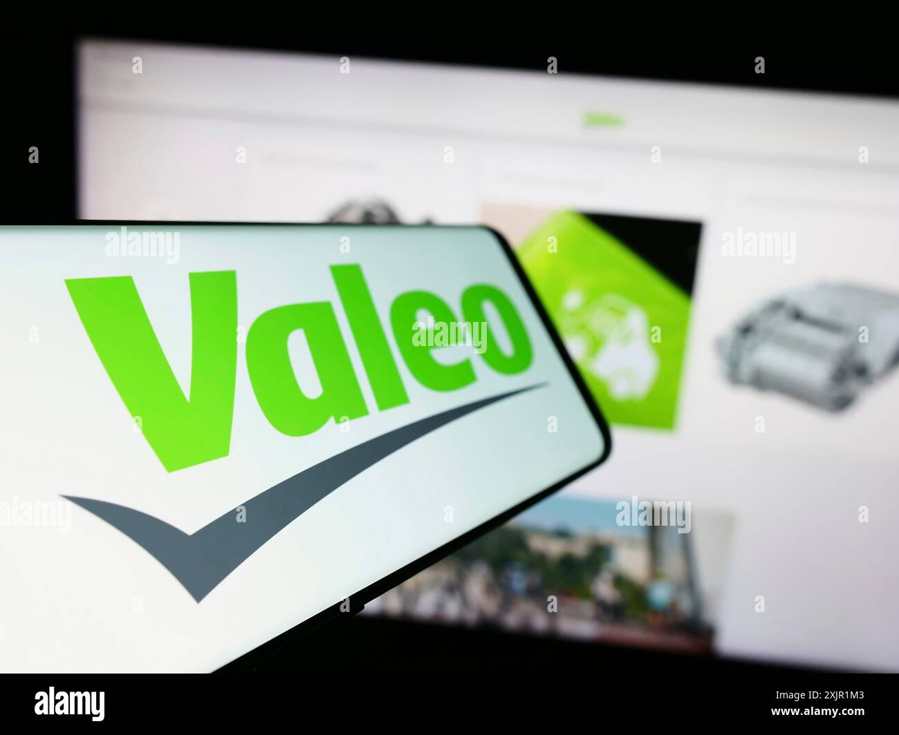 Stuttgart, Allemagne, 11-23-2023 : smartphone avec logo de la société française de fournitures automobiles Valeo sa devant le site Web de l'entreprise. Focus à gauche de Banque D'Images