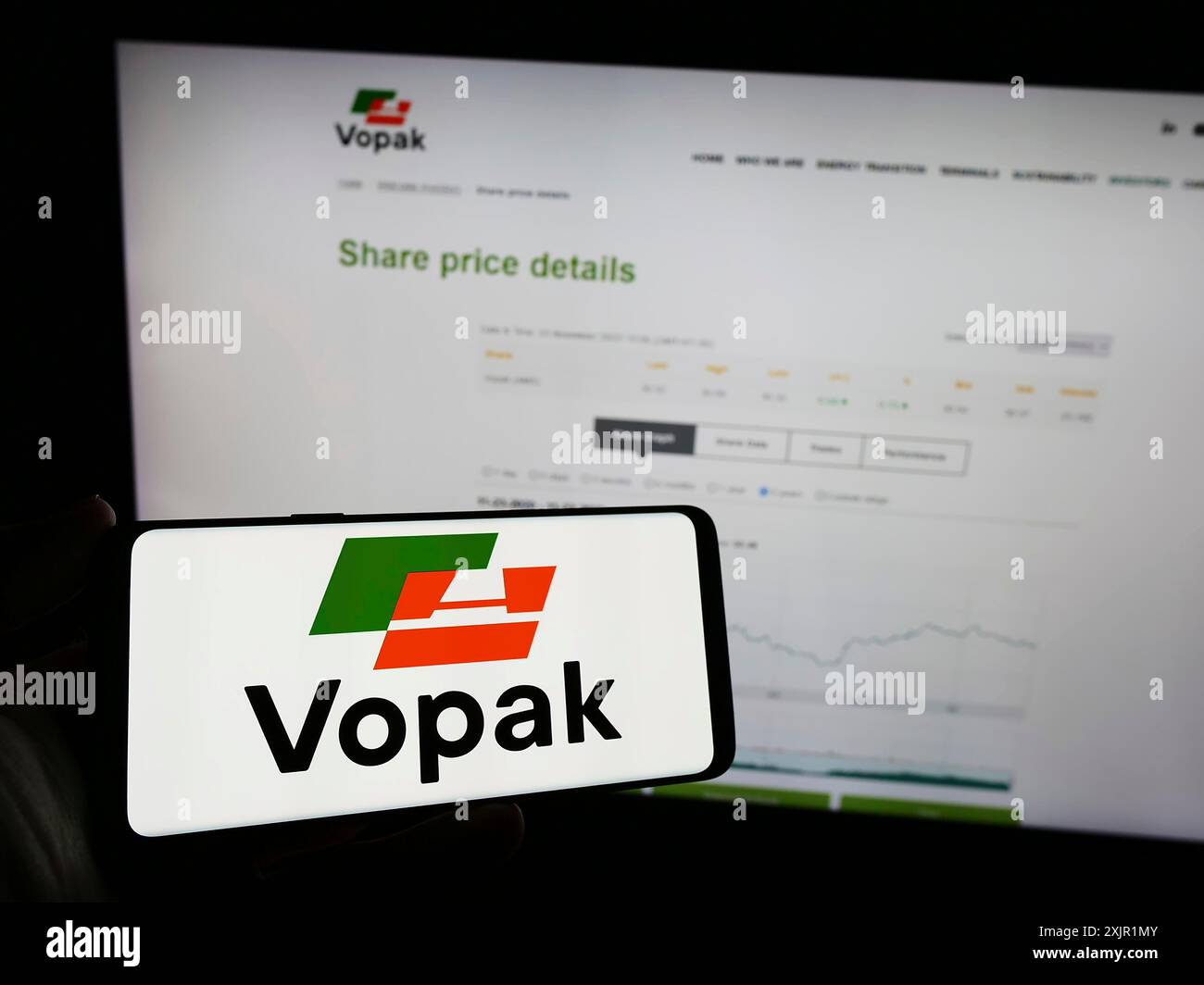 Stuttgart, Allemagne, 11-23-2023 : personne tenant un téléphone portable avec le logo de la société de stockage néerlandaise Koninklijke Vopak NV devant la page Web de l'entreprise. Banque D'Images