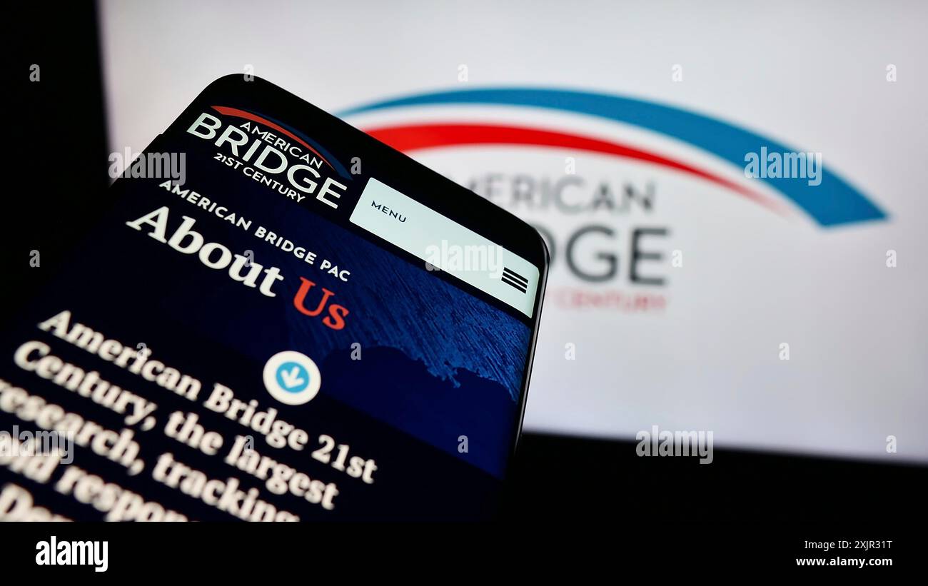 Stuttgart, Allemagne, 12-14-2023 : téléphone portable avec le site du libéral Super PAC American Bridge 21st Century devant le logo. Concentrez-vous sur le coin supérieur gauche de Banque D'Images