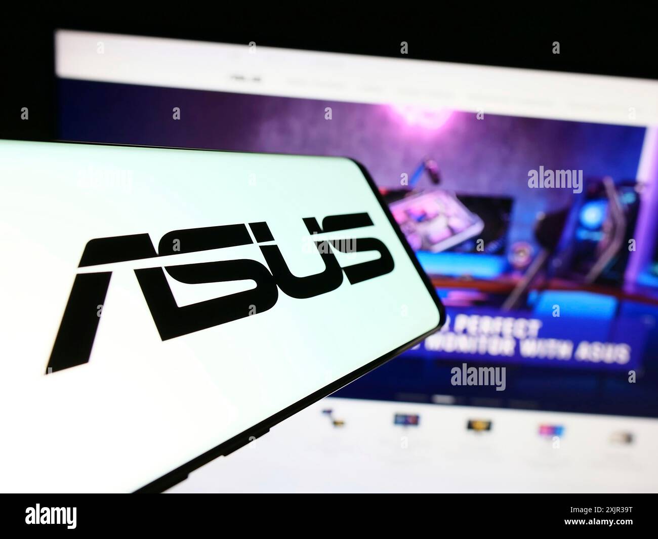 Stuttgart, Allemagne, 12-18-2023 : smartphone avec logo de la société taïwanaise ASUSTeK Computer Inc (ASUS) devant le site Web de l'entreprise. Concentrez-vous sur Banque D'Images