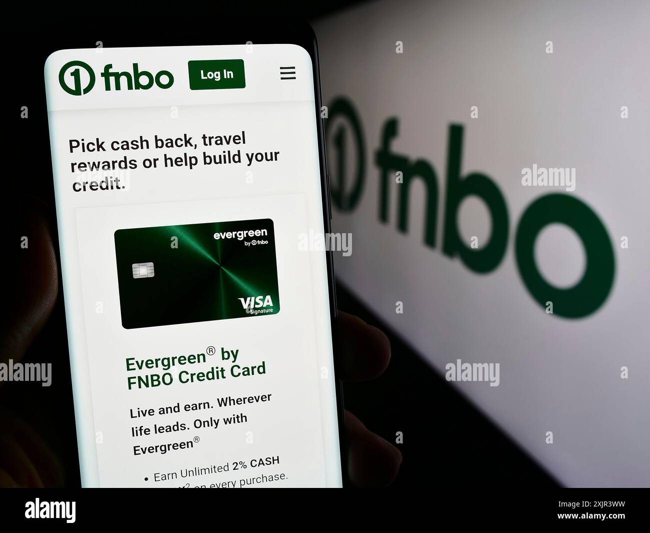 Stuttgart, Allemagne, 12 28 2023 : personne tenant un smartphone avec la page web de la société financière américaine First National Bank Omaha (FNBO) avec le logo. Concentrez-vous sur Banque D'Images