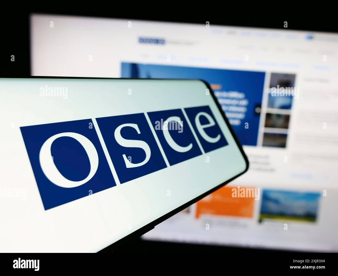 Stuttgart, Allemagne, 12-28-2023, téléphone portable avec le logo de l'Organisation pour la sécurité et la coopération en Europe (OSCE) devant le site web. Concentrez-vous sur Banque D'Images