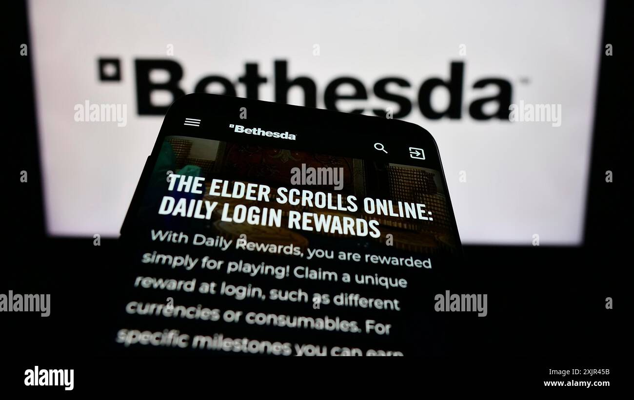 Stuttgart, Allemagne, 02-06-2024 : smartphone avec le site Web de la société américaine de jeux vidéo Bethesda Softworks LLC devant le logo de l'entreprise. Concentrez-vous sur le coin supérieur gauche Banque D'Images Stuttgart, Allemagne, 02-06-2024 : smartphone avec le site Web de la société américaine de jeux vidéo Bethesda Softworks LLC devant le logo de l'entreprise. Concentrez-vous sur le coin supérieur gauche Banque D'Images