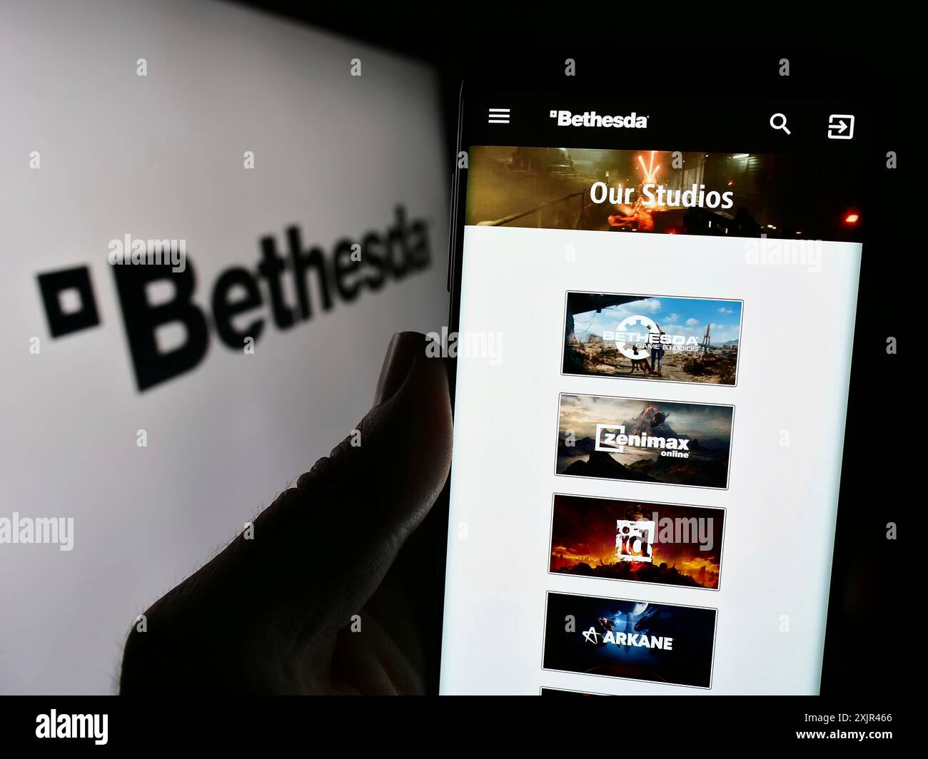 Stuttgart, Allemagne, 02-06-2024 : personne tenant un téléphone portable avec la page Web de la société américaine de jeux vidéo Bethesda Softworks LLC devant le logo. Concentrez-vous sur Banque D'Images Stuttgart, Allemagne, 02-06-2024 : personne tenant un téléphone portable avec la page Web de la société américaine de jeux vidéo Bethesda Softworks LLC devant le logo. Concentrez-vous sur Banque D'Images