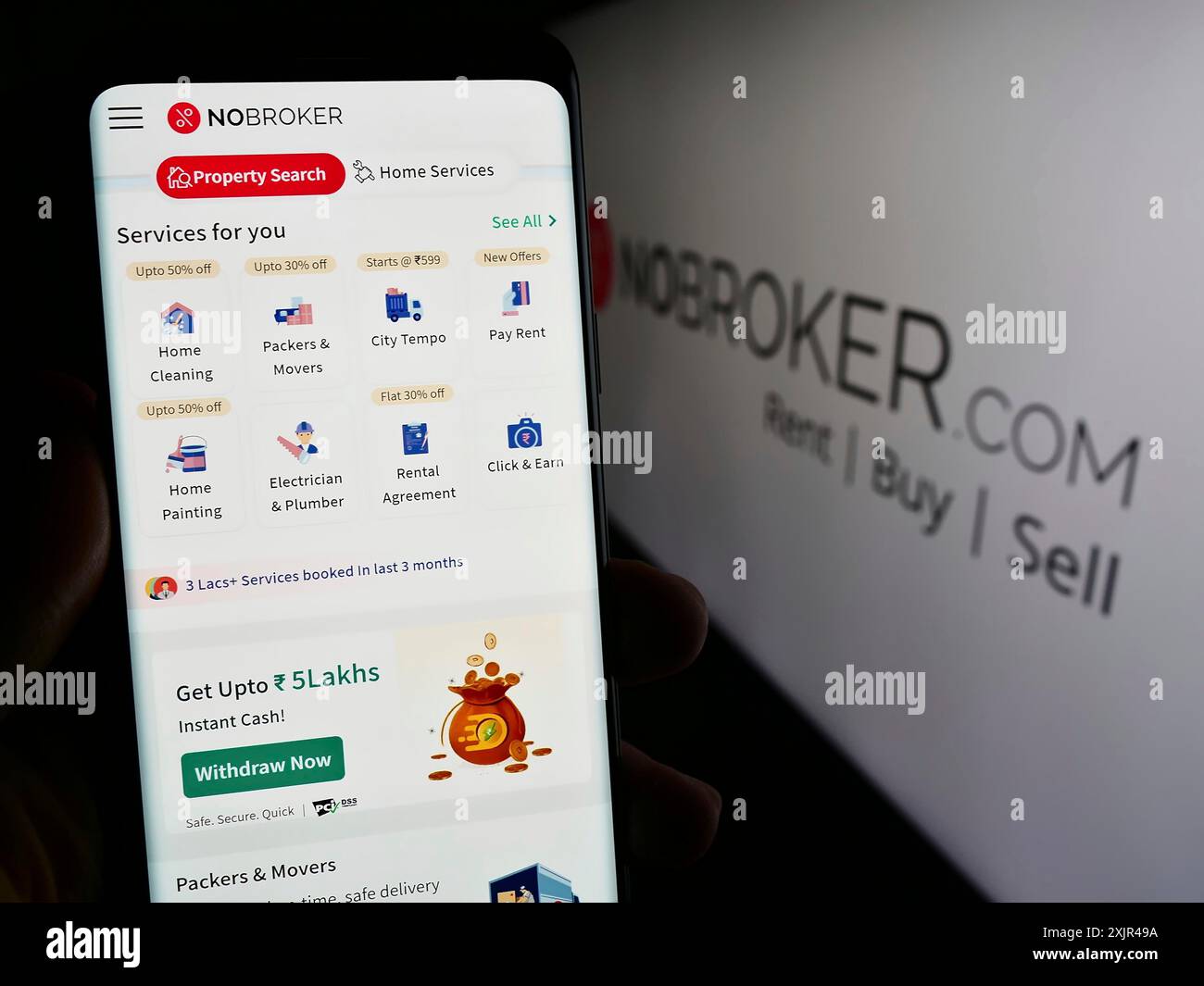 Stuttgart, Allemagne, 02-07-2023 : personne tenant un smartphone avec la page web de la société indienne NoBroker technologies solution Pvt. Ltd avec le logo. Mise au point Banque D'Images