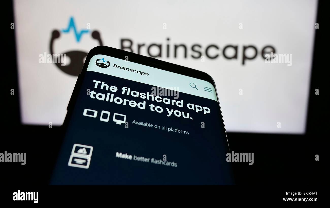 Stuttgart, Allemagne, 02-07-2023 : smartphone avec le site Web de la société américaine Brainscape, plate-forme d'éducation en ligne, devant le logo de l'entreprise. Concentrez-vous sur Banque D'Images
