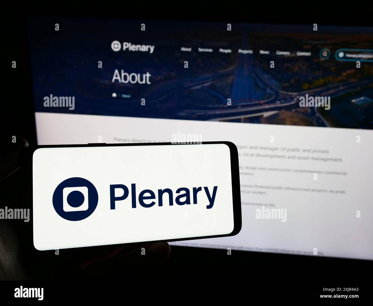 Stuttgart, Allemagne, 02-07-2023 : personne tenant un smartphone avec le logo de la société australienne d'investissement dans les infrastructures Plenary Group devant Banque D'Images