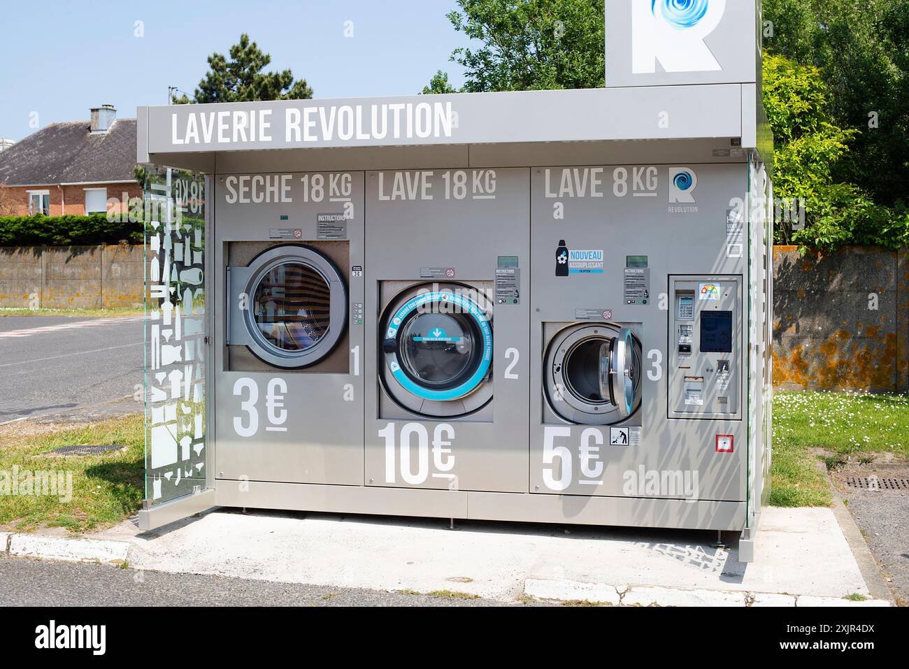 Machine à laver et sèche-linge dans une rue en France, blanchisserie publique, partage d'appareils électriques, mode de vie écologique Banque D'Images