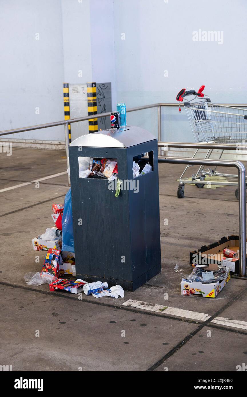 Benne à ordures débordante, poubelle avec sacs en plastique et carton, centre commercial sale, Alleencenter à Trèves, Allemagne Banque D'Images