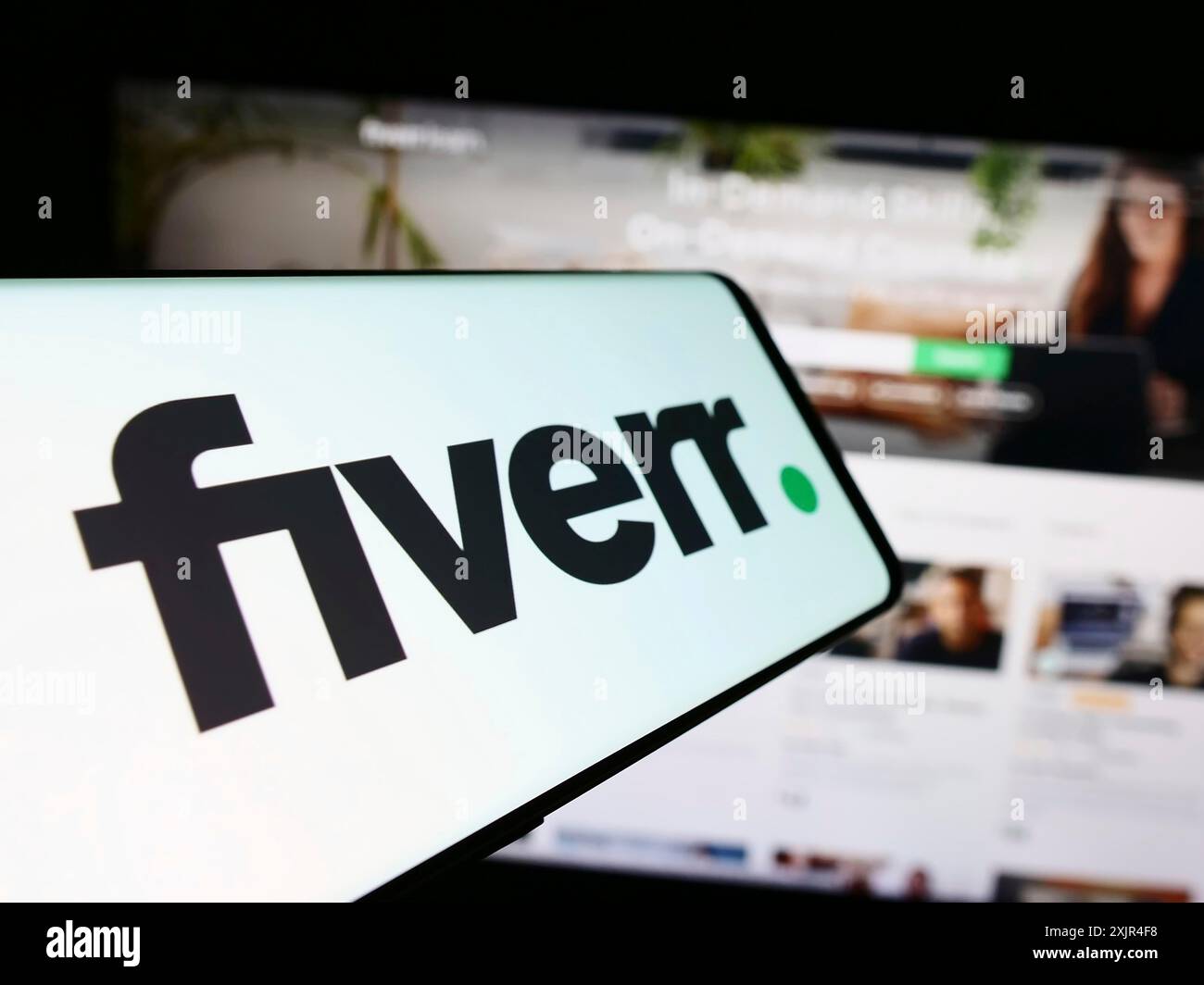 Stuttgart, Allemagne, 02-11-2024 : smartphone avec le logo de la société de plate-forme freelance Fiverr International Ltd en face du site Web de l'entreprise. Concentrez-vous sur Banque D'Images
